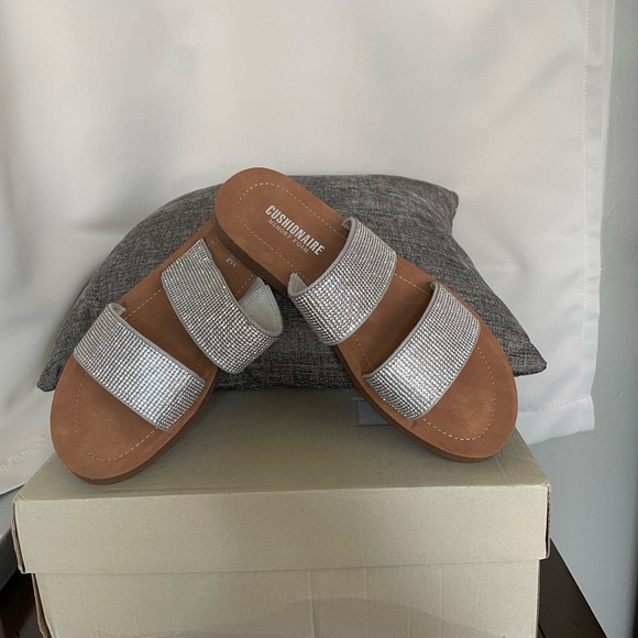 New, comfy, Cushionaire flat sandals - Picture 3 of 3